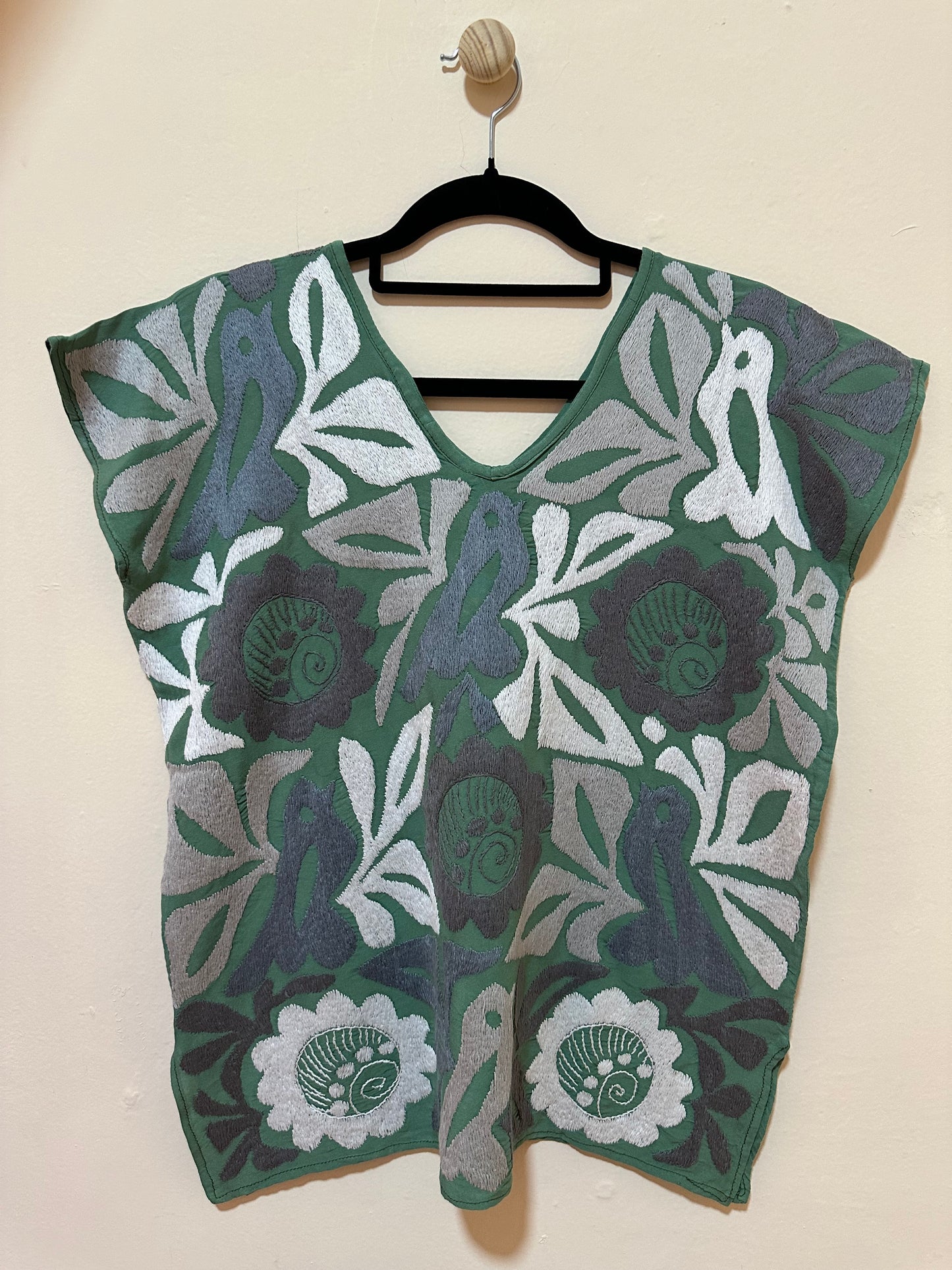Blusa Huipil de Jalapa de Díaz Bordada a Mano Verde neutro– Arte Textil de Oaxaca