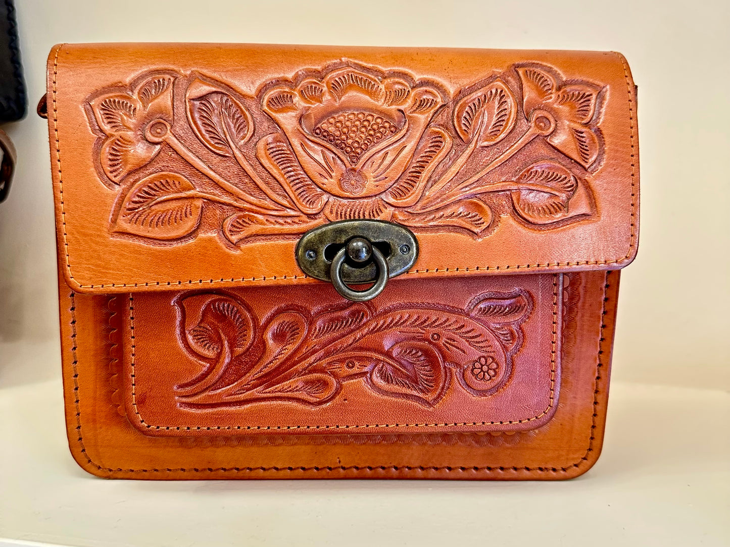 Bolso tipo clutch de cuero cruzado cincelado a mano