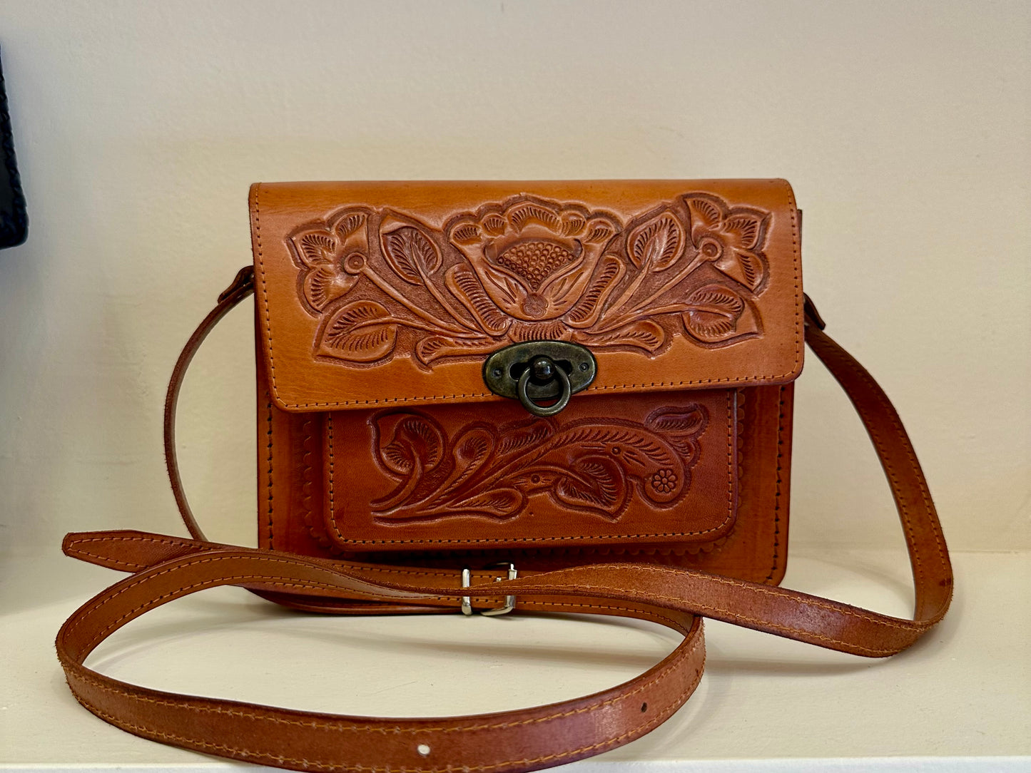 Bolso tipo clutch de cuero cruzado cincelado a mano