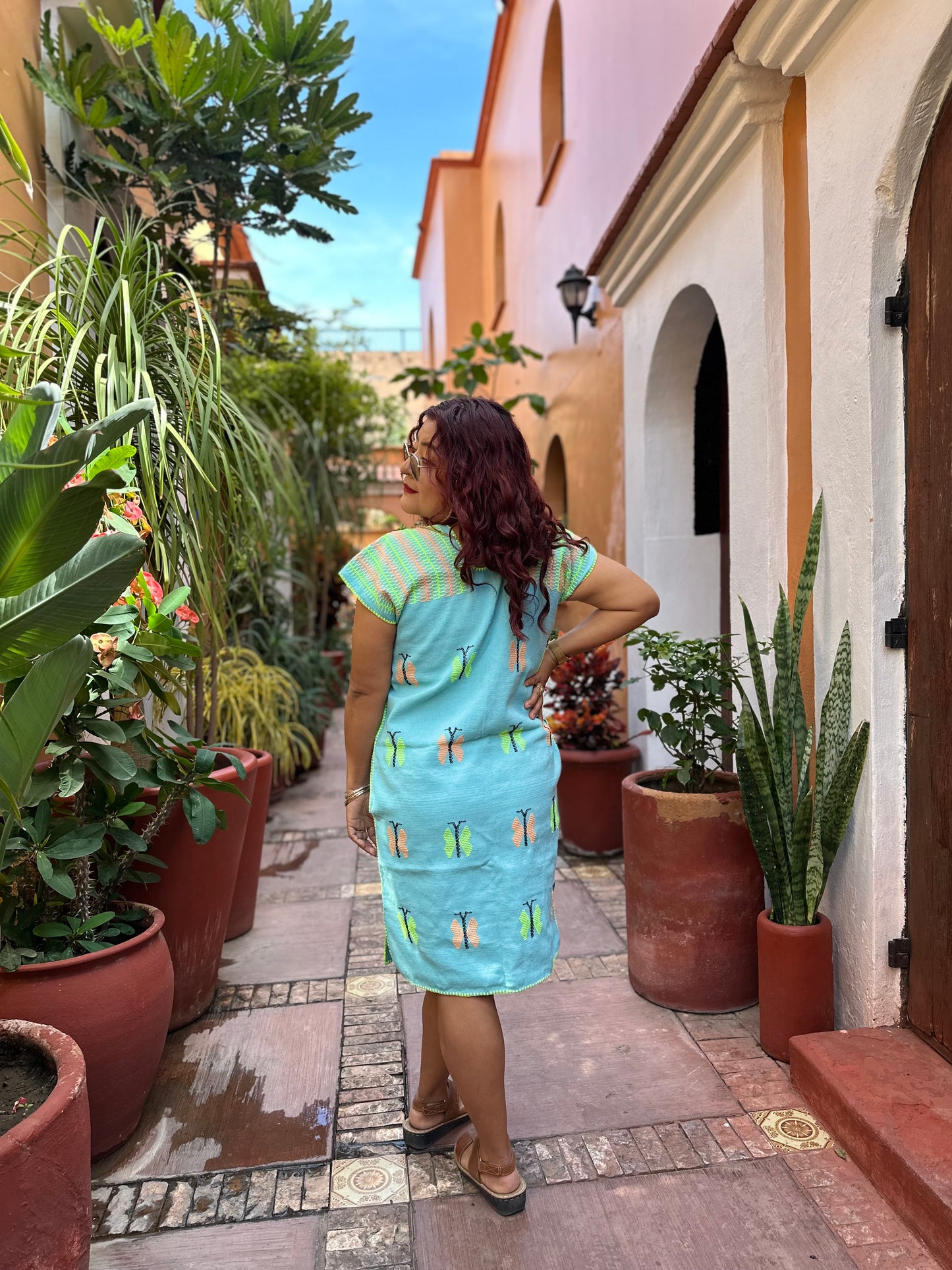 Huipil Mini Verde Aqua con Brocado de Mariposas en Colores Neón