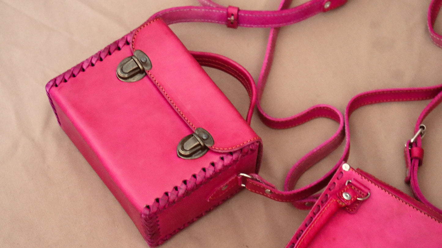 Bolsa cruzada camarita Rosa dos broches – Cuero Artesanal de Oaxaca