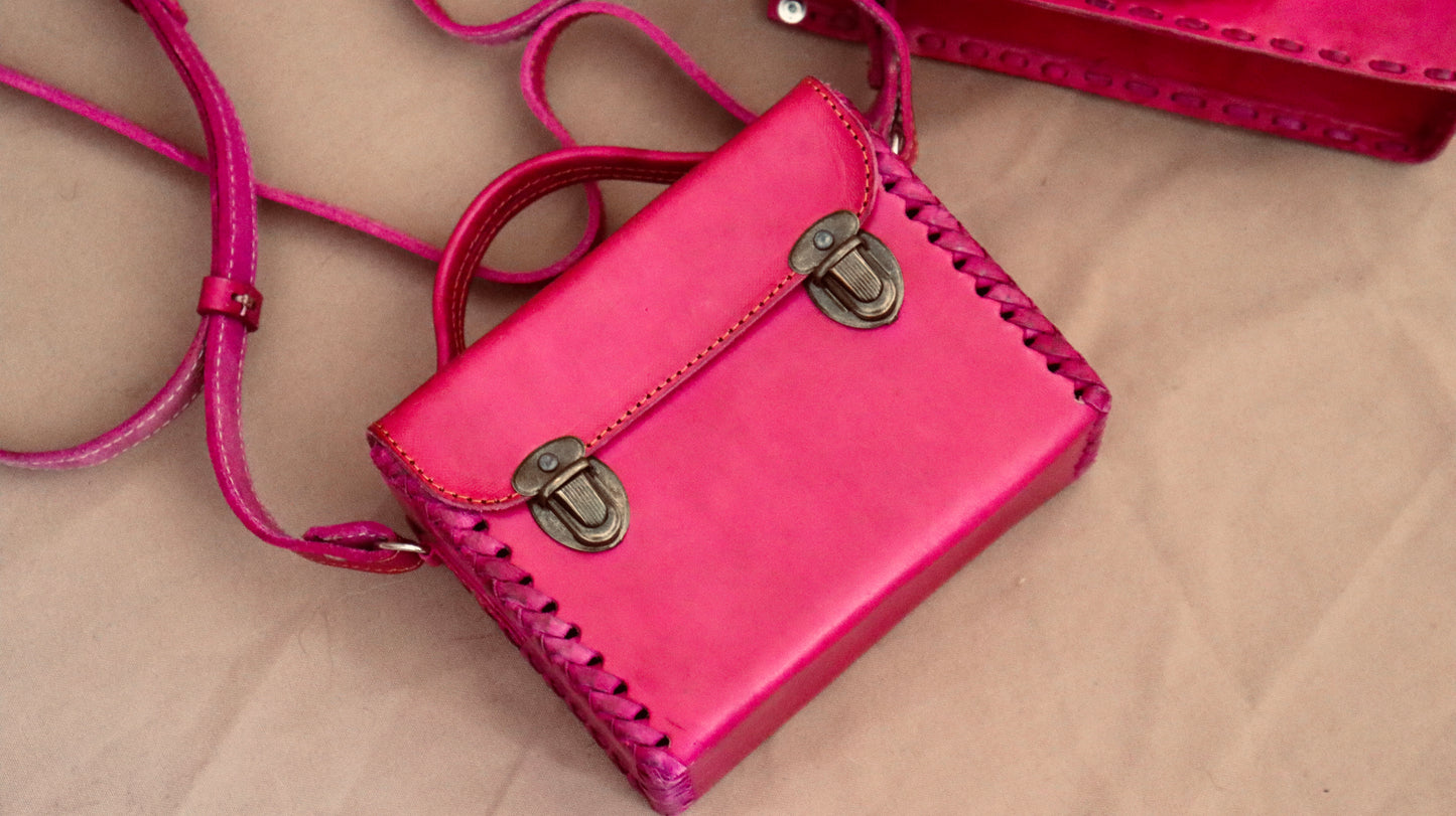 Bolsa cruzada camarita Rosa dos broches – Cuero Artesanal de Oaxaca