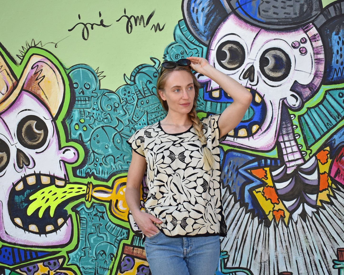 Blusa negra bordada a mano con aves en color beige – tela fresca y suave | Hecha en Jalapa de Díaz, Oaxaca
