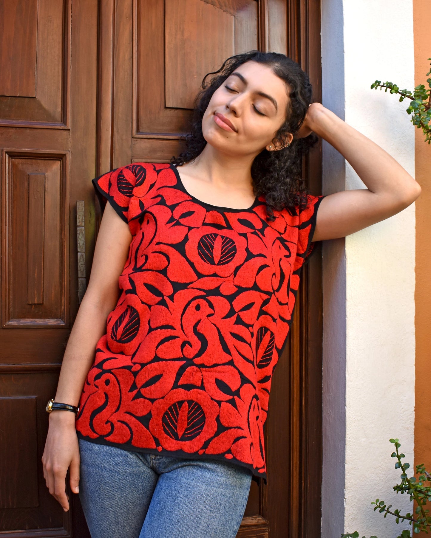 Blusa negra bordada a mano con aves en rojo – Estilo fresco y suelto | Hecha en Jalapa de Díaz, Oaxaca