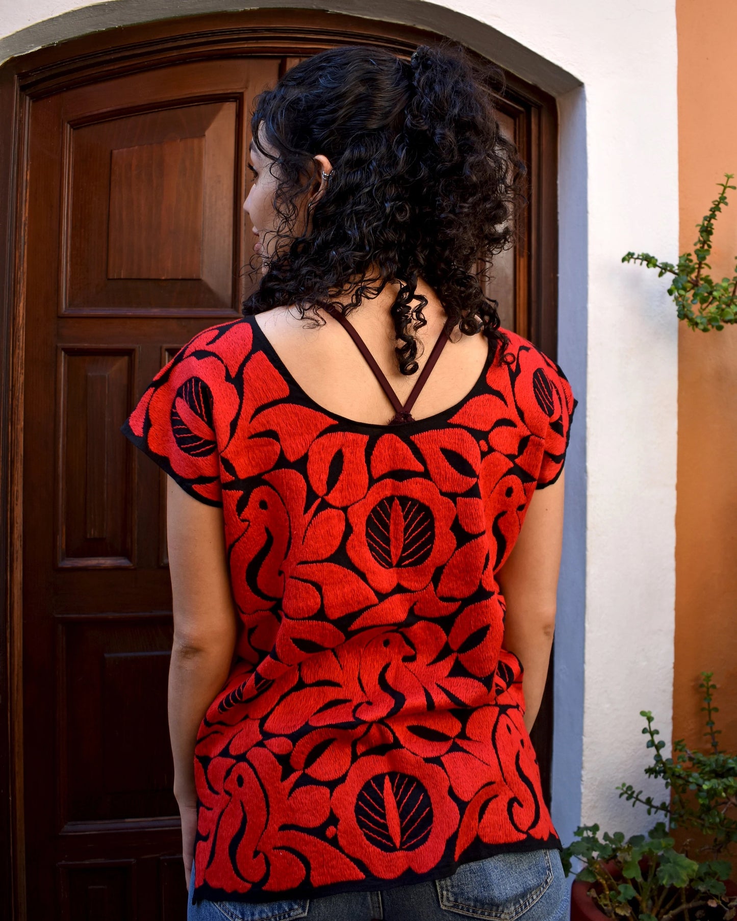 Blusa negra bordada a mano con aves en rojo – Estilo fresco y suelto | Hecha en Jalapa de Díaz, Oaxaca