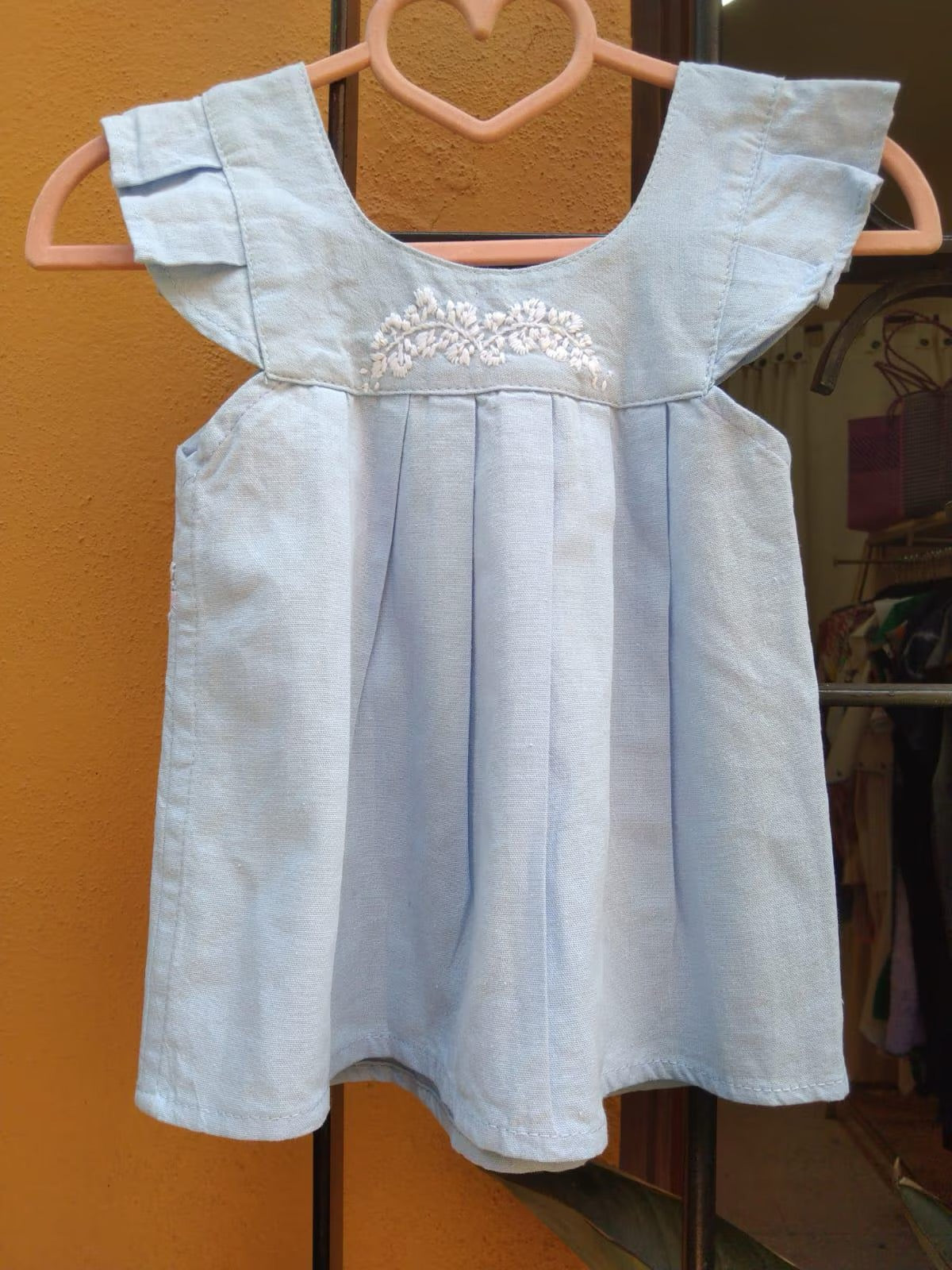 Vestido de Verano para Bebé – Azul Suave con Olanes y Tablillas – Hecho a Mano en Oaxaca – 100% Algodón