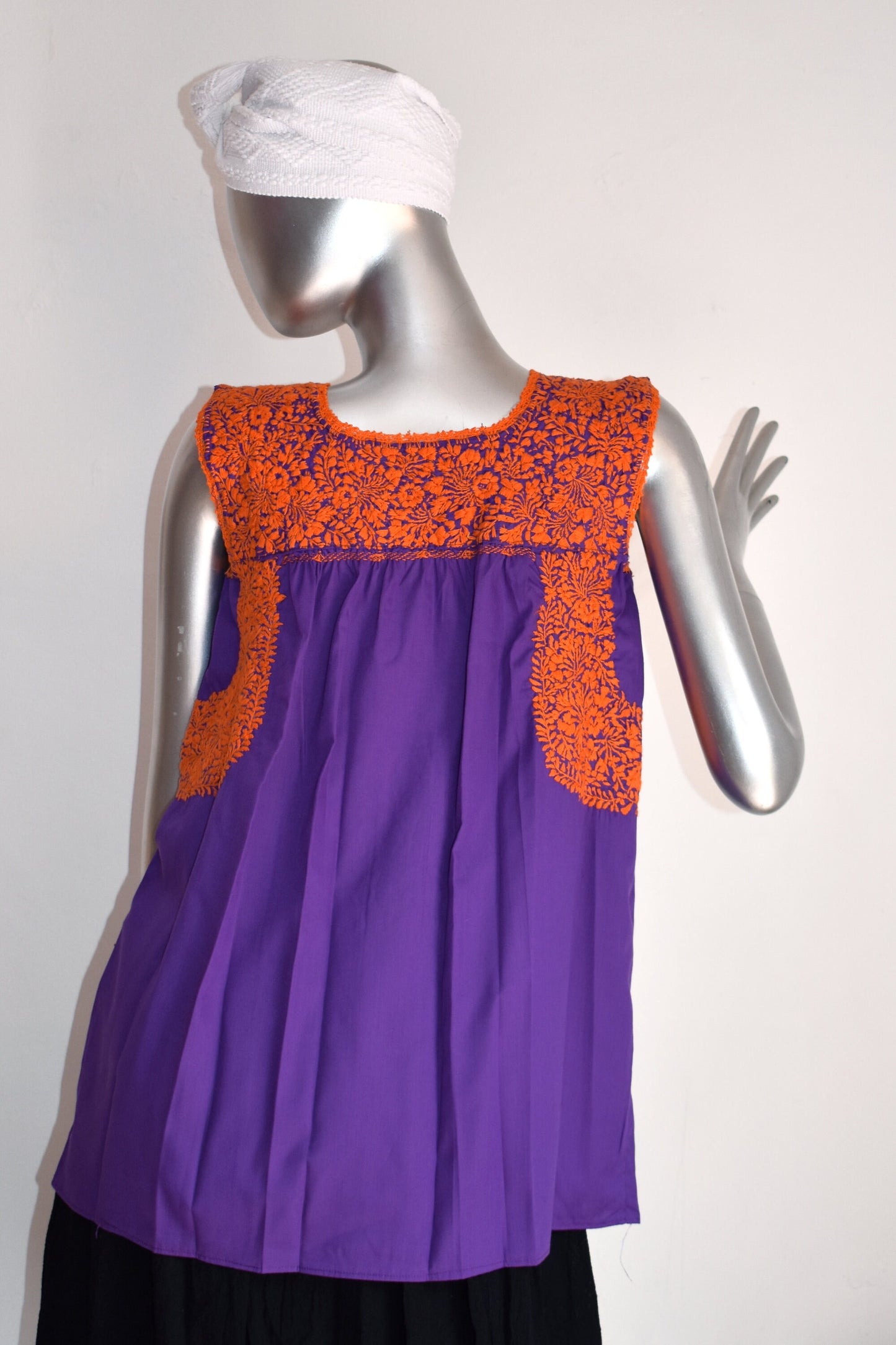 Blusa artesanal sin mangas bordada a mano en San Antonino, popelina morada con bordado naranja