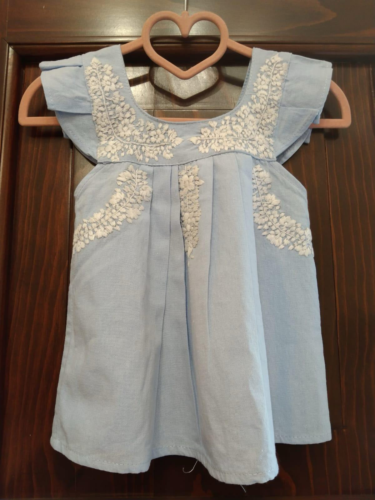 Vestido de Verano para Bebé – Azul Suave con Olanes y Tablillas – Hecho a Mano en Oaxaca – 100% Algodón