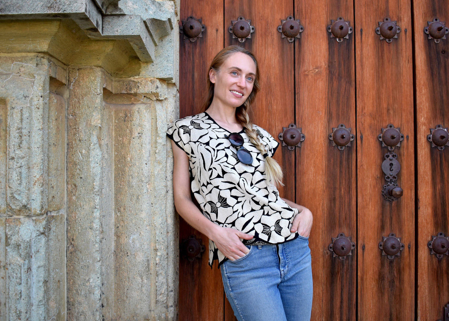 Blusa negra bordada a mano con aves en color beige – tela fresca y suave | Hecha en Jalapa de Díaz, Oaxaca