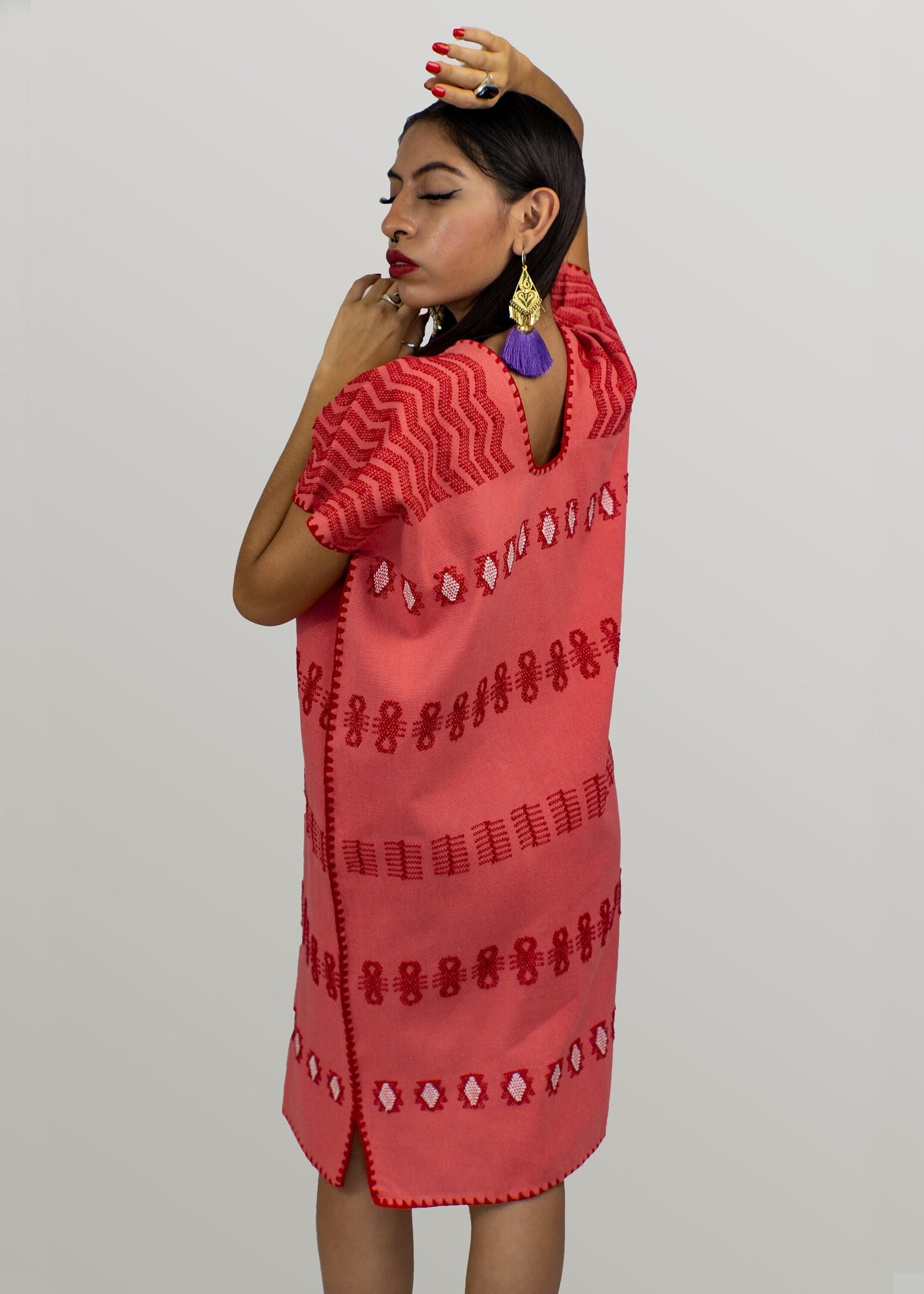Huipil corto coral con bordado y brocado rojo – Telar de cintura Oaxaca