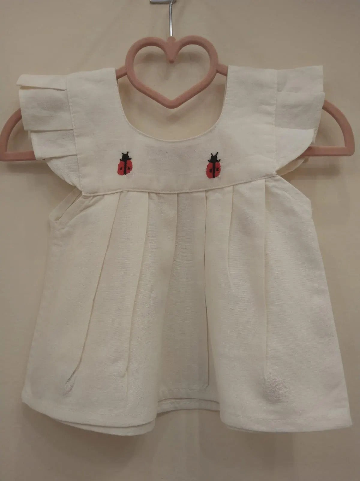Vestido de Bebé Beige con Bordado de Catarinas – Hecho a Mano en Oaxaca – 100% Manta Prelavada