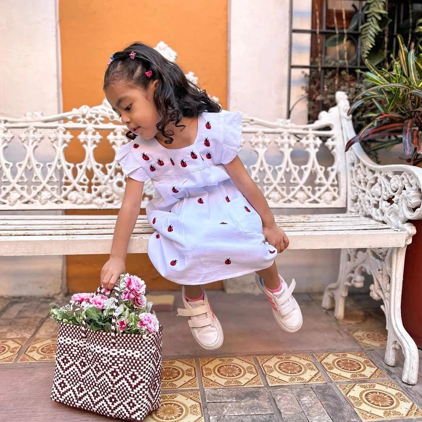 Vestido de Bebé Beige con Bordado de Catarinas – Hecho a Mano en Oaxaca – 100% Manta Prelavada