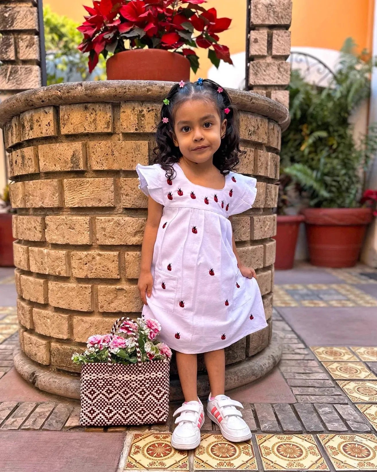 Vestido de Bebé Beige con Bordado de Catarinas – Hecho a Mano en Oaxaca – 100% Manta Prelavada