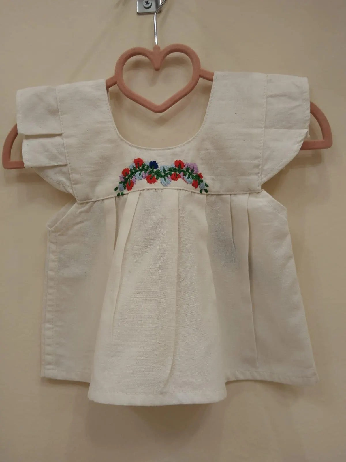 Vestido de Bebé Beige con Bordado de Flores Multicolores – Hecho a Mano en Oaxaca – 100% Manta Prelavada (Copia)