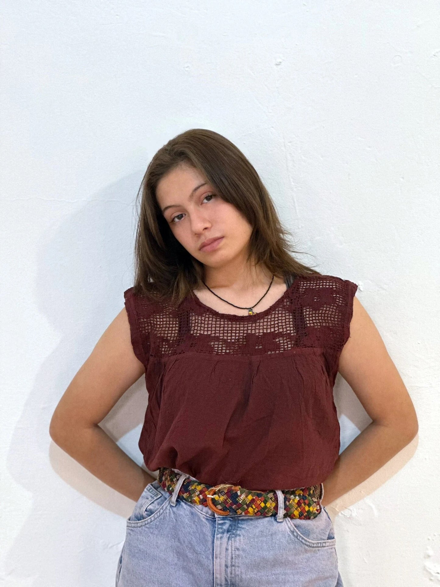 Blusa de manta color vino teñida a mano con bordado en telar de pedal, sin mangas, unitalla