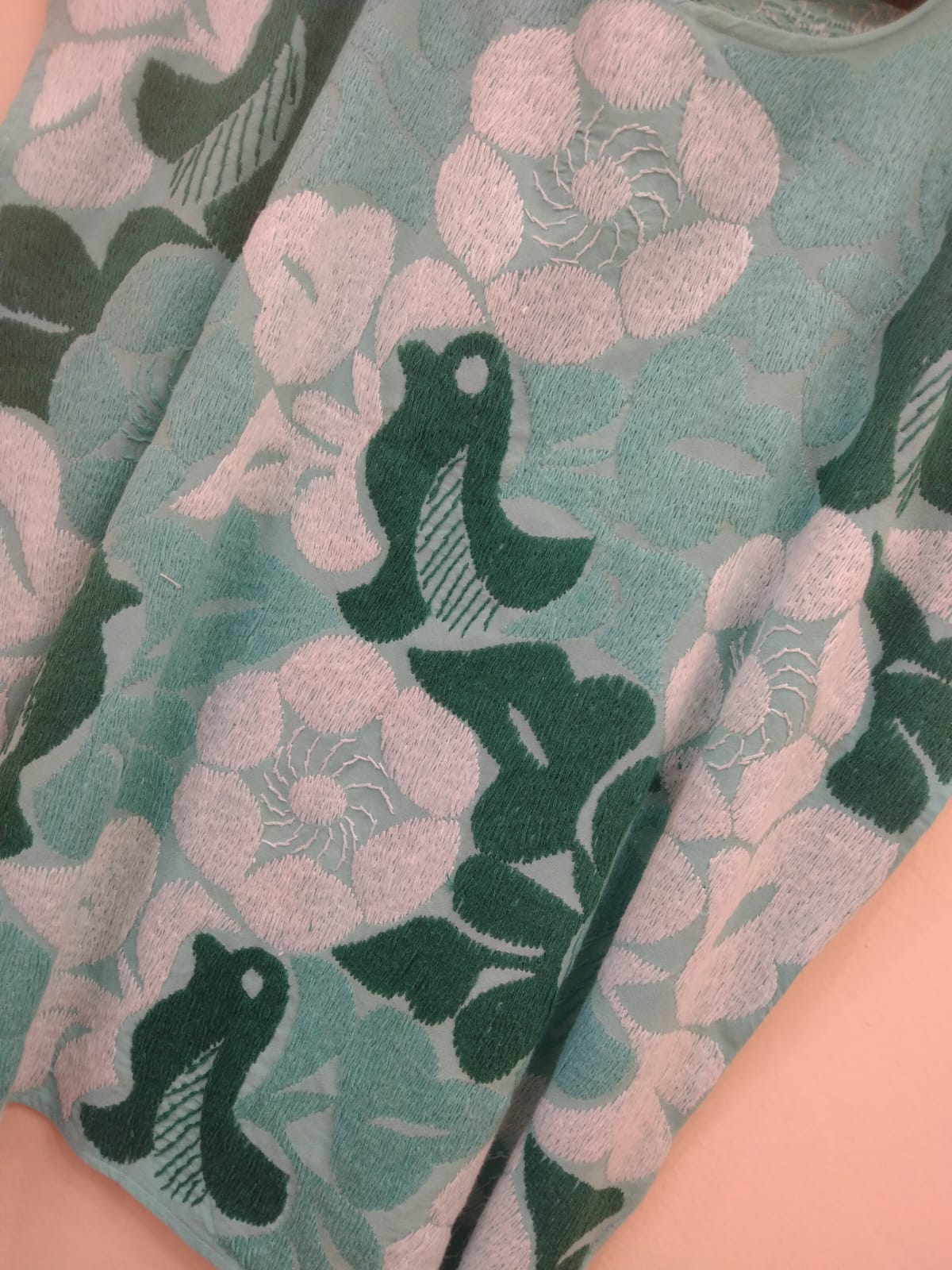 Blusa Bordada Jalapa de Díaz – Pajaritos y Flores en Verdes y Azules Pasteles, Cuello Redond