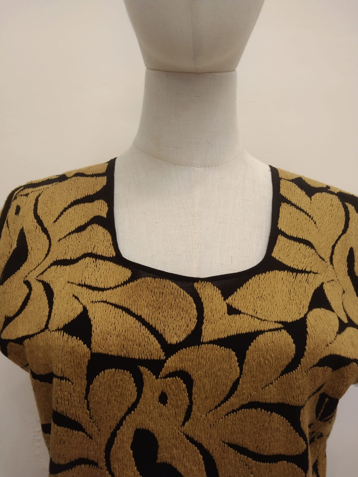 Blusa Artesanal Negra con Bordado Café – Pajaritos y Flores de Tuxtepec, Oaxaca