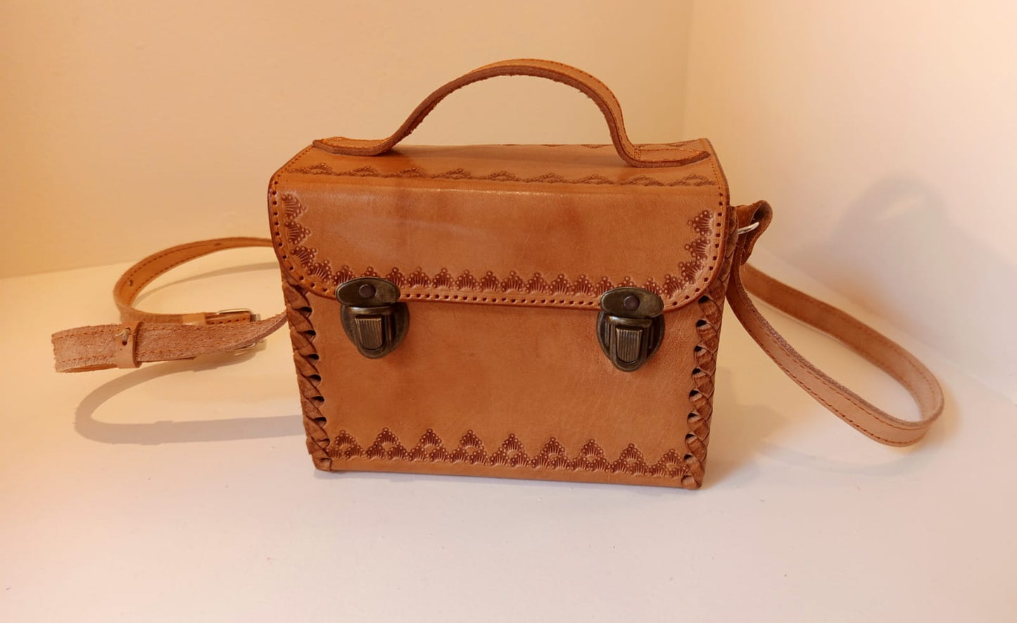 Mini Crossbody de Cuero artesanal Color Miel – Bolsa Cuadrada Tejida y grabada a mano