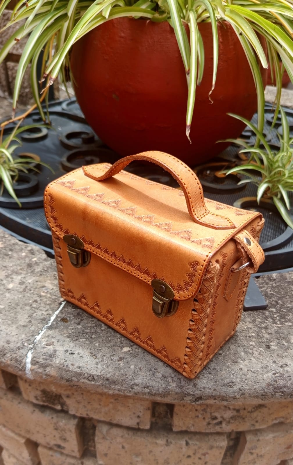Mini Crossbody de Cuero artesanal Color Miel – Bolsa Cuadrada Tejida y grabada a mano