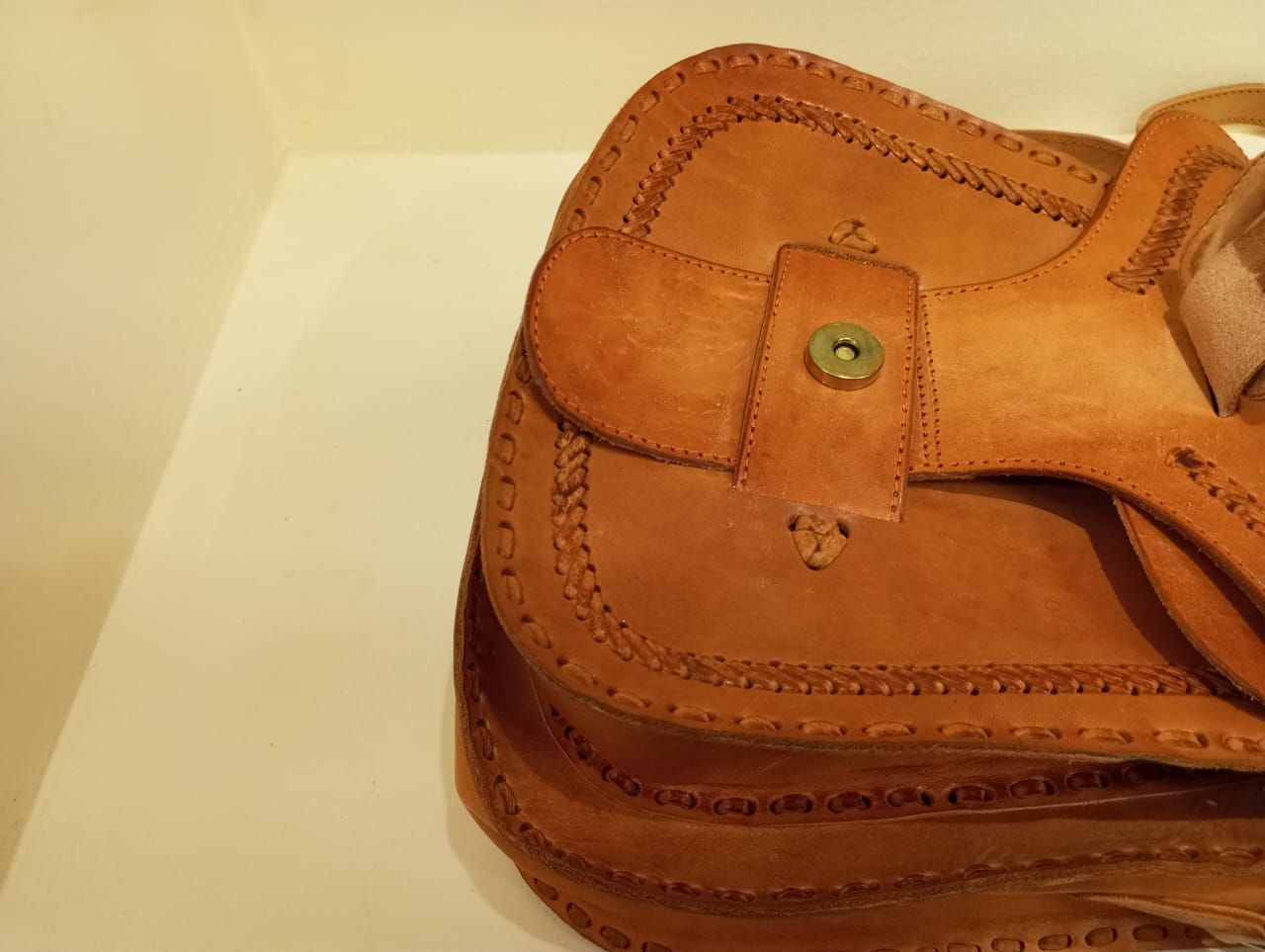 Bolsa tejida de cuero