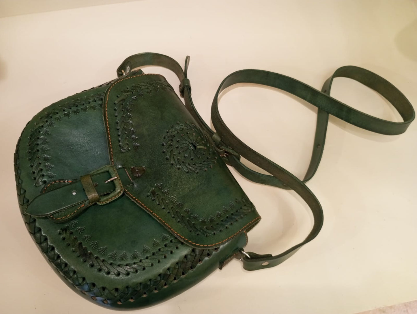 Bolso de Cuero Ovalado