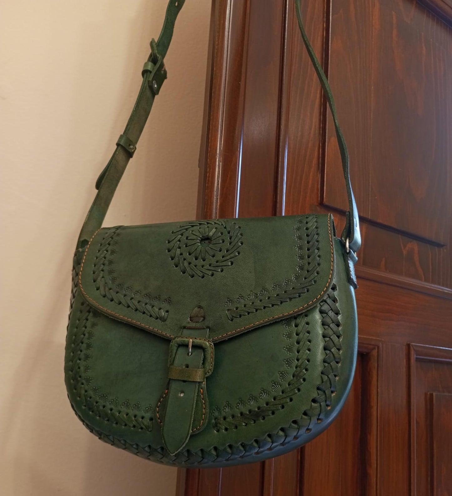 Bolso de Cuero Ovalado