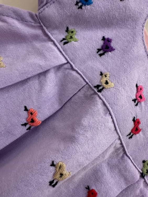 Vestido Bordado para Bebé en Color Lila – Hecho a Mano