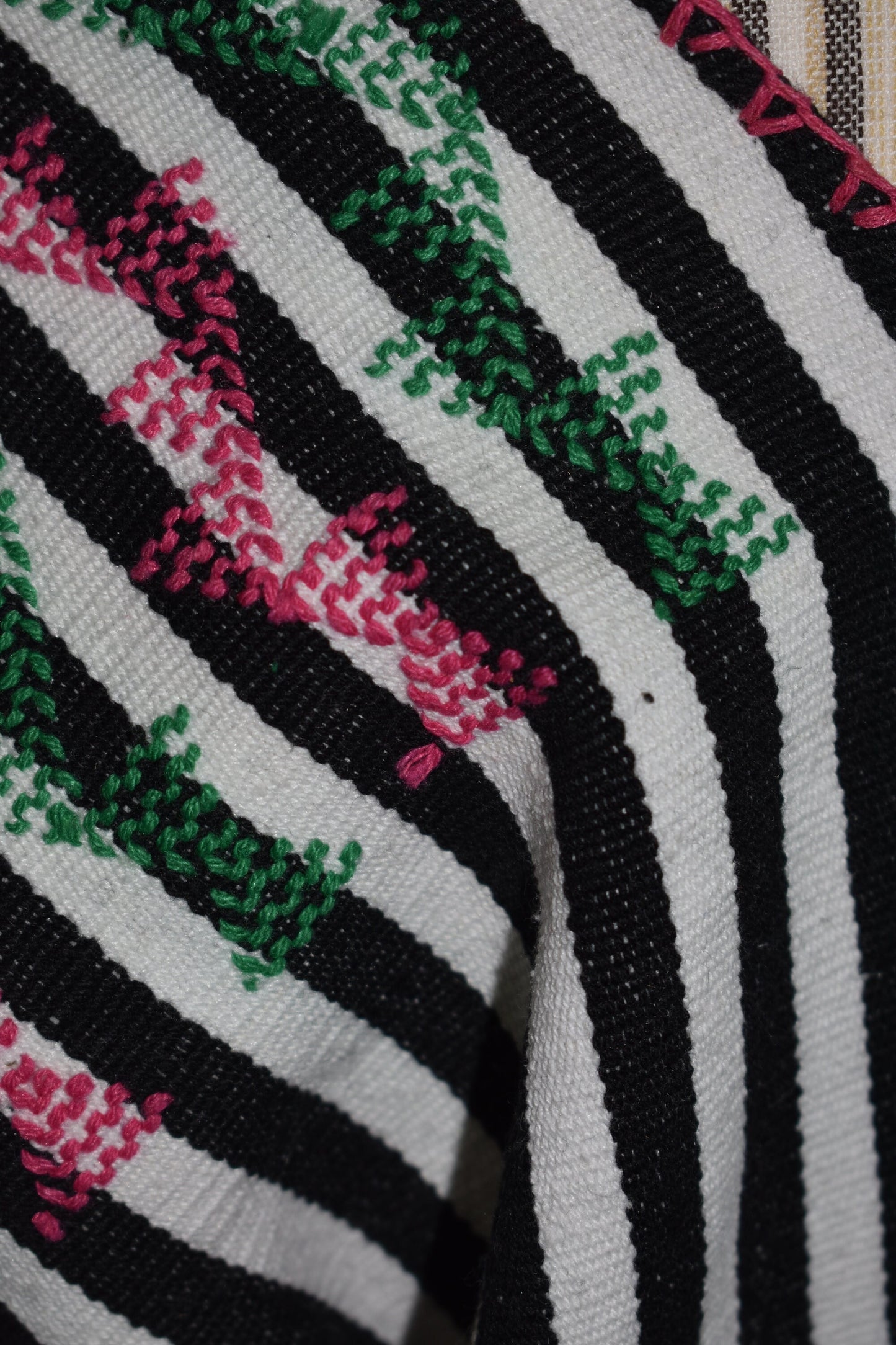 Huipil Artesanal Rayas Blancas y negras con Bordado verde y rosa – Hecho en Oaxaca