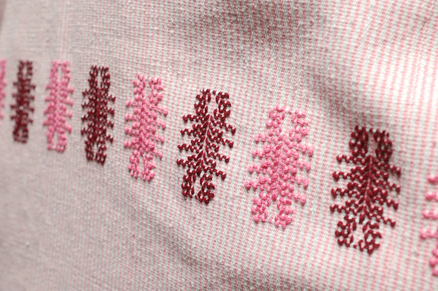 Huipil Largo Rosa Tejido a Mano con Brocado de Muñecas y ciempies en color rosa y vino - Artesanía Única