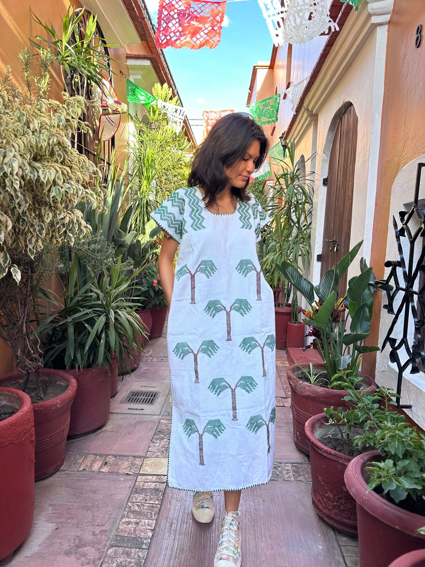 Huipil/ Vestido largo hasta el tobillo con Palmeras Tejidas y Bolsas