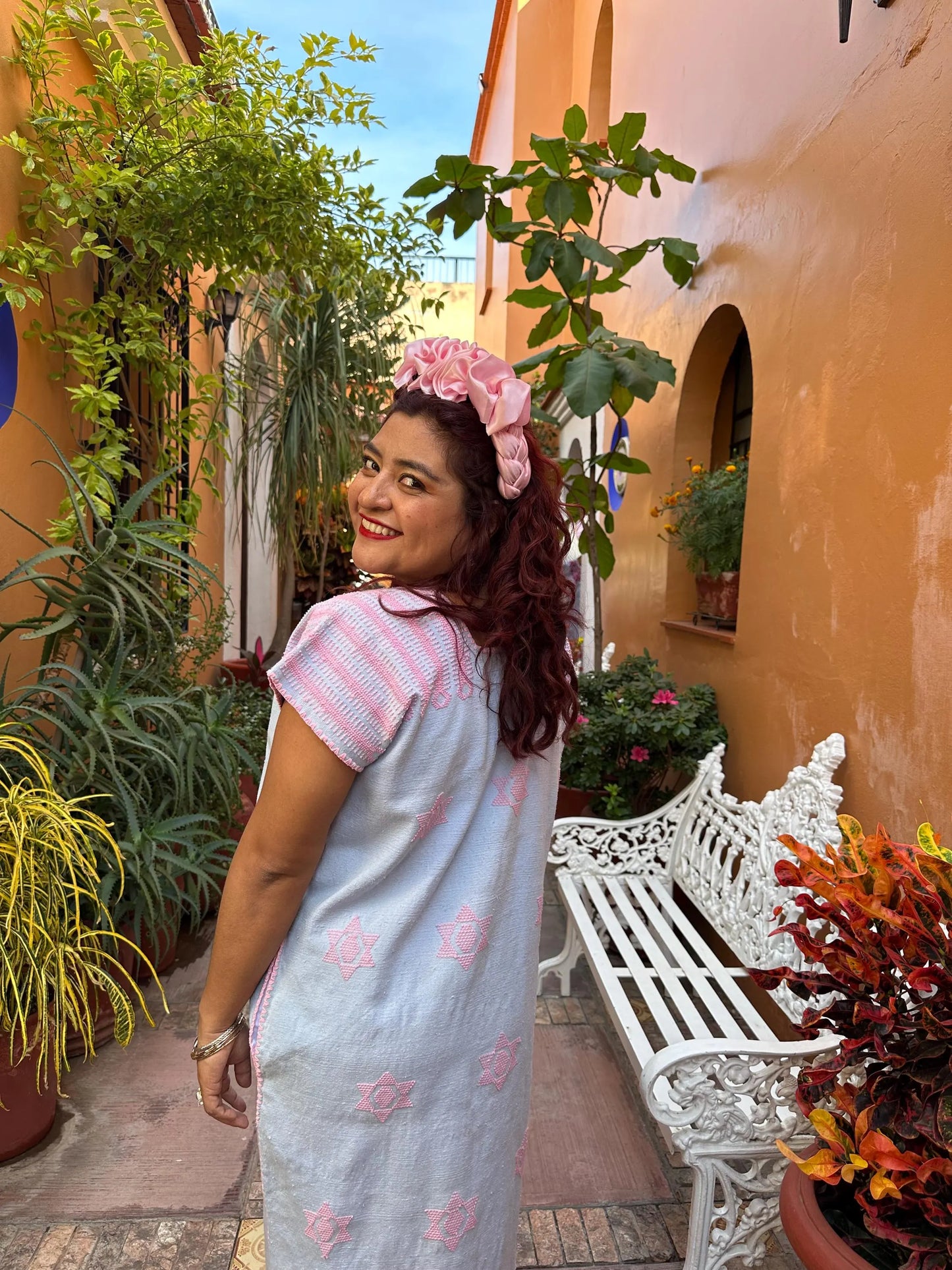 Huipil Largo Tejido a Mano con Brocado de Estrellas Rosa Pastel - Elegante y Atemporal