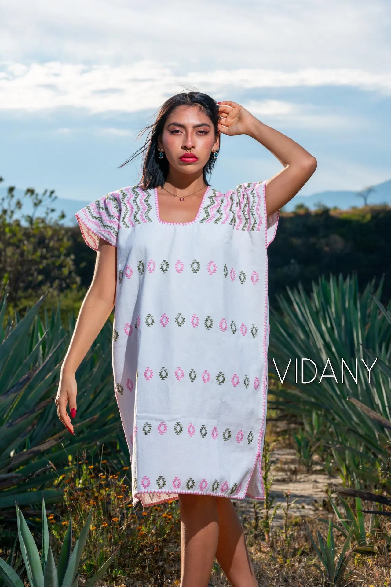 Mini Huipil Blanco Tejido a Mano con Brocado de Diamantes en Rosa Suave y Verde Olivo – Estilo Playa Resort