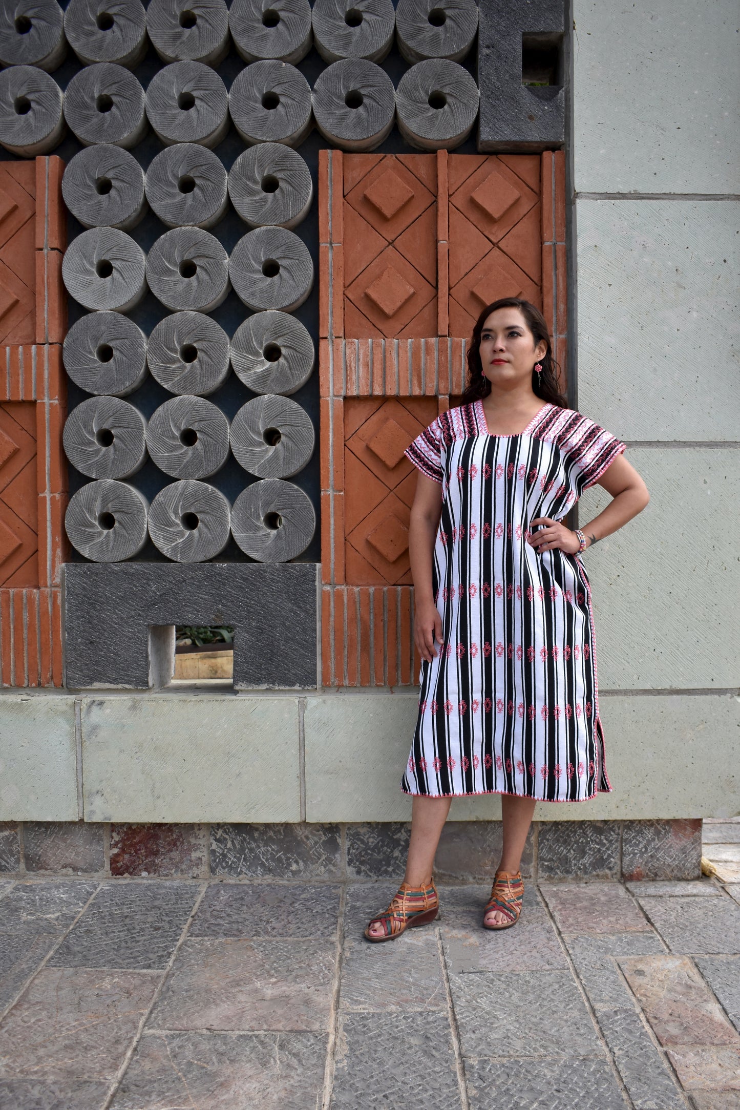 Huipil/Vestido de Rayas Negras y Blancas con Brocados Coral