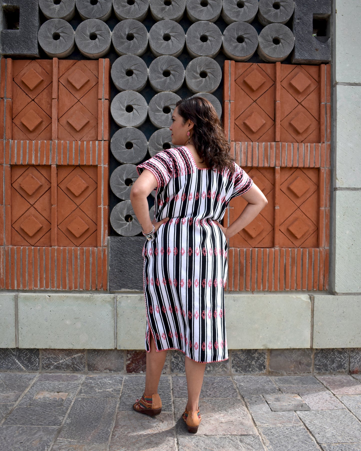 Huipil/Vestido de Rayas Negras y Blancas con Brocados Coral