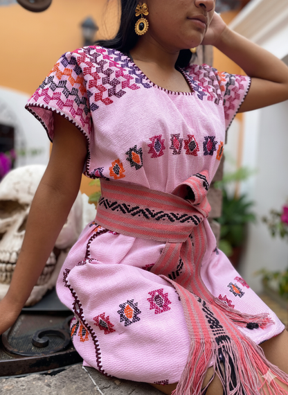 Huipil rosa petatillo con brocados multicolor – Telar de cintura Oaxaca