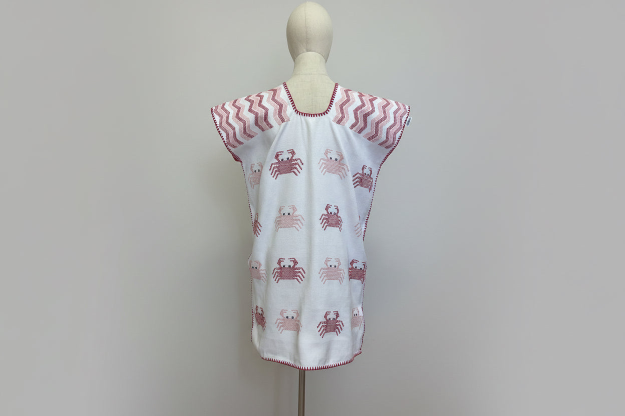 Huipil Oaxaqueño Artesanal de Algodón – Diseño Cangrejos Blanco y rosa