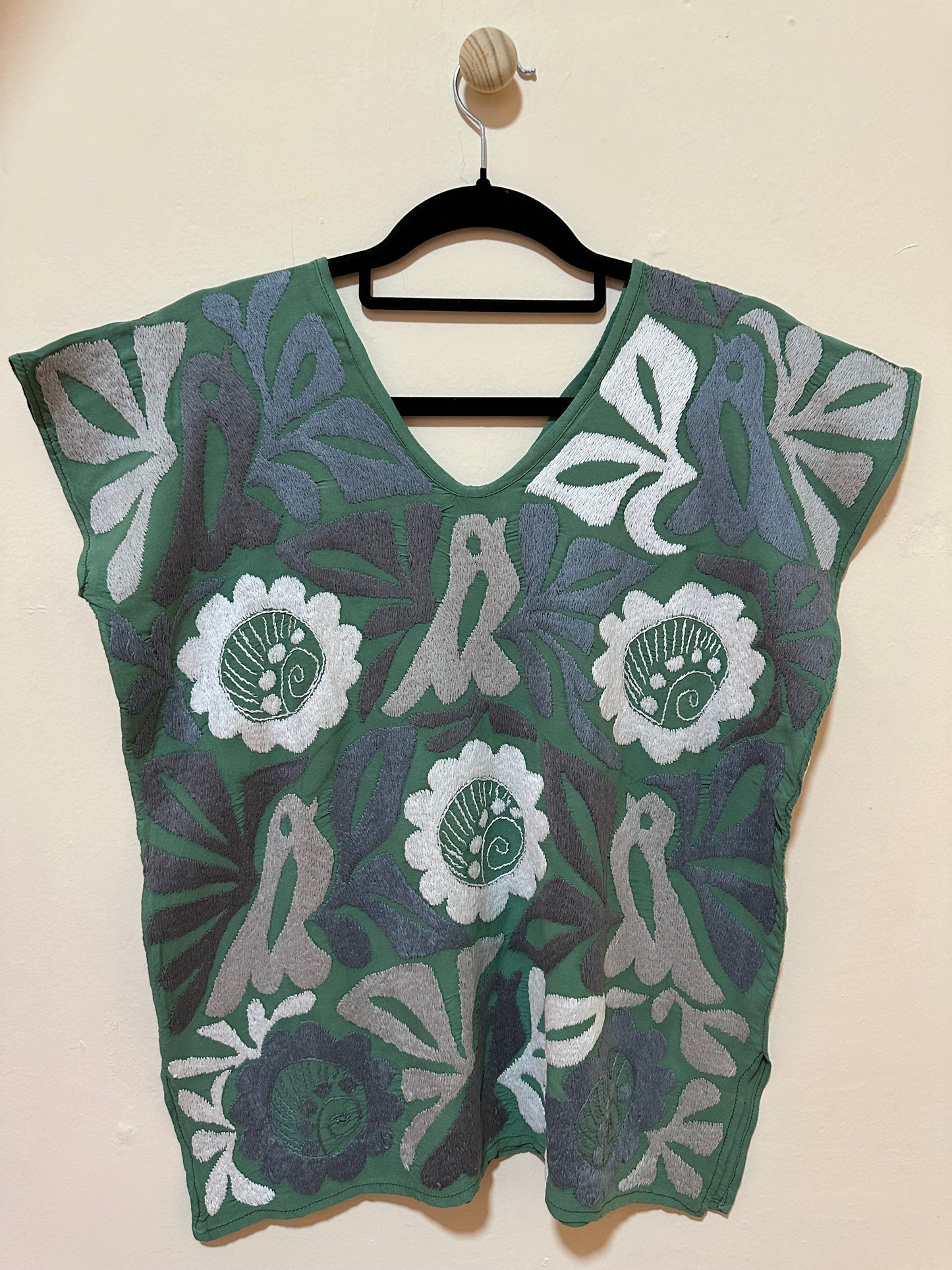 Blusa Huipil de Jalapa de Díaz Bordada a Mano Verde neutro– Arte Textil de Oaxaca