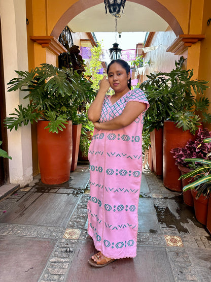 Huipil de Dos Lienzos – Telar de Cintura – Brocado de Diamantes – Rosa Suave – Pieza Única de Colección con Bolsillos