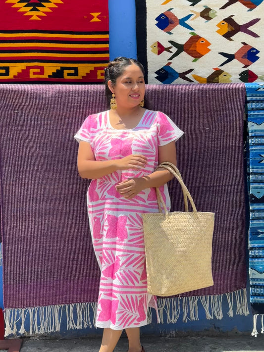 Huipil de Manta Cruda – Bordado Floral Rosa Fosforescente – Jalapa de Díaz – Bordado a Mano – Pieza Única