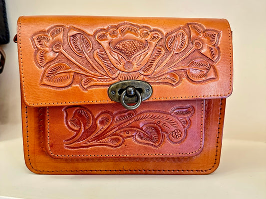 Bolso tipo clutch de cuero cruzado cincelado a mano