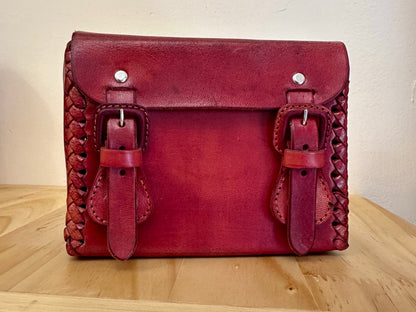 Mini crossbody roja de cuero artesanal | Bolsa tejida a mano con hebilla cuadrada  Hecha en México