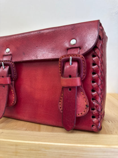 Mini crossbody roja de cuero artesanal | Bolsa tejida a mano con hebilla cuadrada  Hecha en México