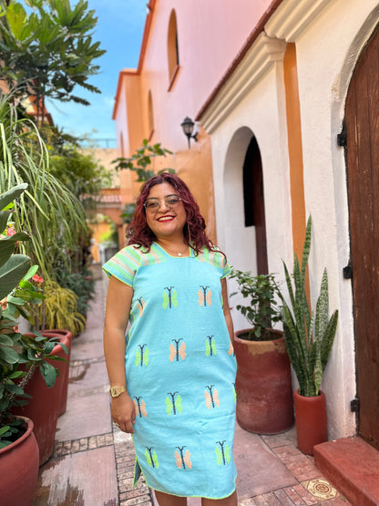 Huipil Mini Verde Aqua con Brocado de Mariposas en Colores Neón