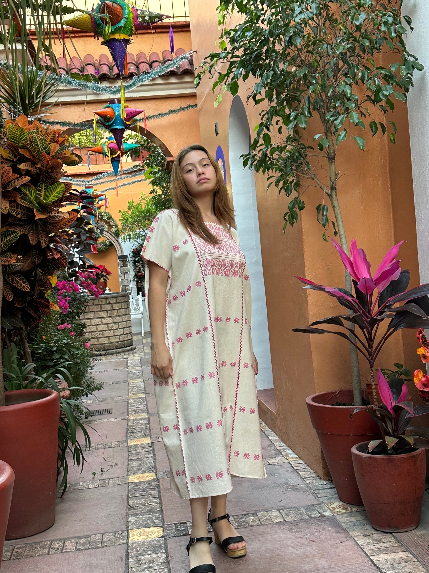 Huipil Artesanal con Brocado Rosa Neón – Tradición Textil de Oaxaca