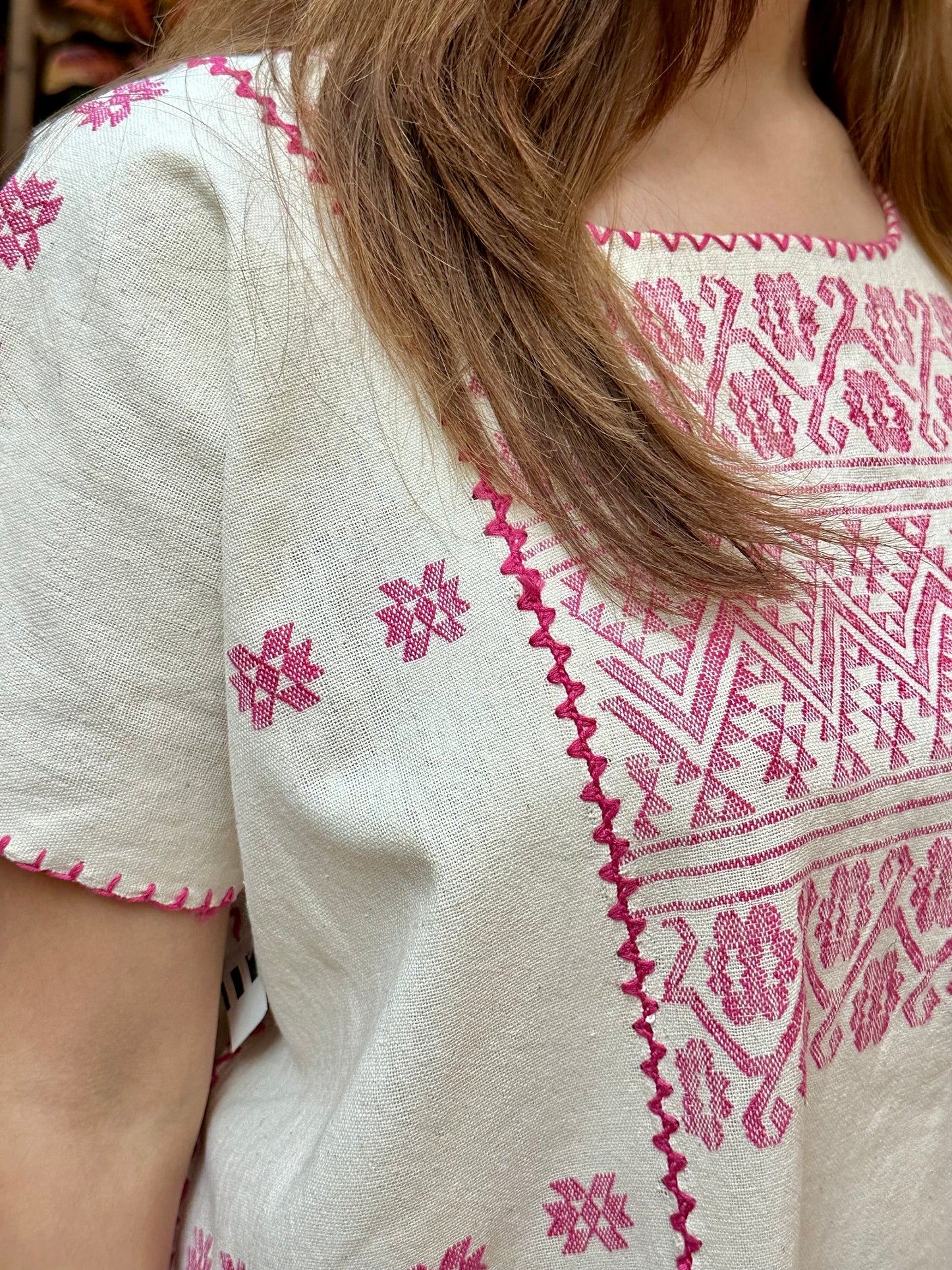 Huipil Artesanal con Brocado Rosa Neón – Tradición Textil de Oaxaca