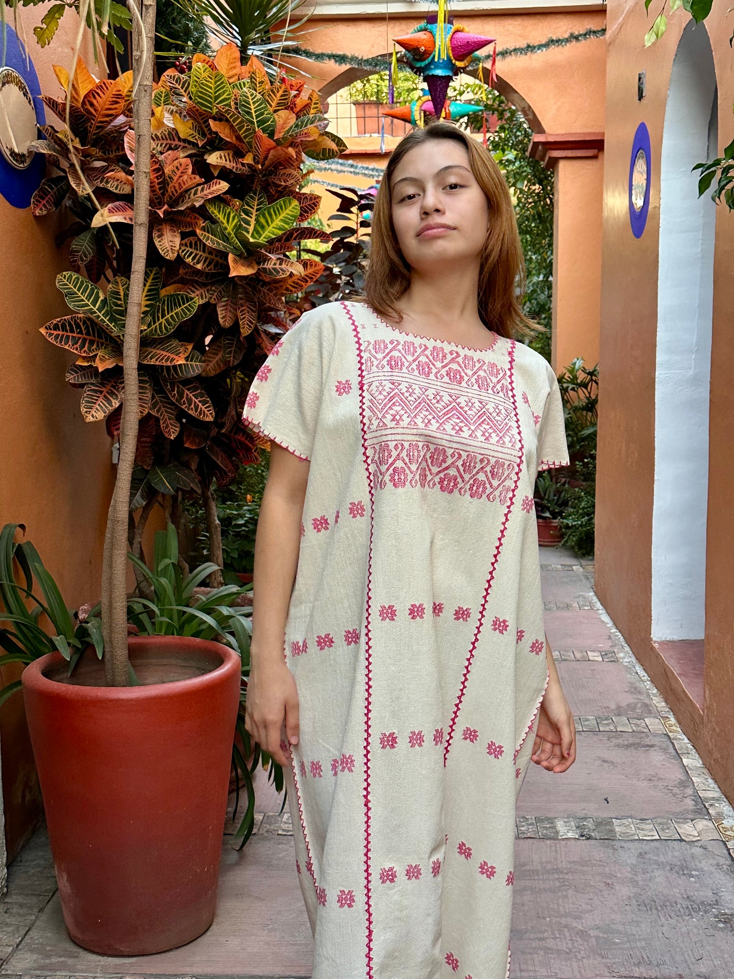 Huipil Artesanal con Brocado Rosa Neón – Tradición Textil de Oaxaca