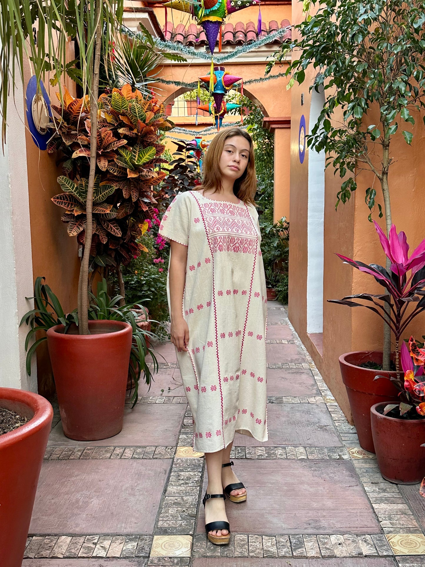 Huipil Artesanal con Brocado Rosa Neón – Tradición Textil de Oaxaca