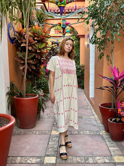 Huipil Artesanal con Brocado Rosa Neón – Tradición Textil de Oaxaca
