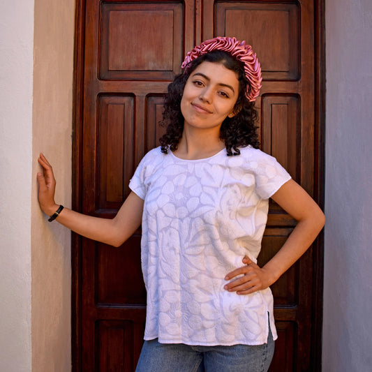 Blusa blanca bordada a mano con aves en blanco – minimalista | Hecha en Jalapa de Díaz, Oaxaca