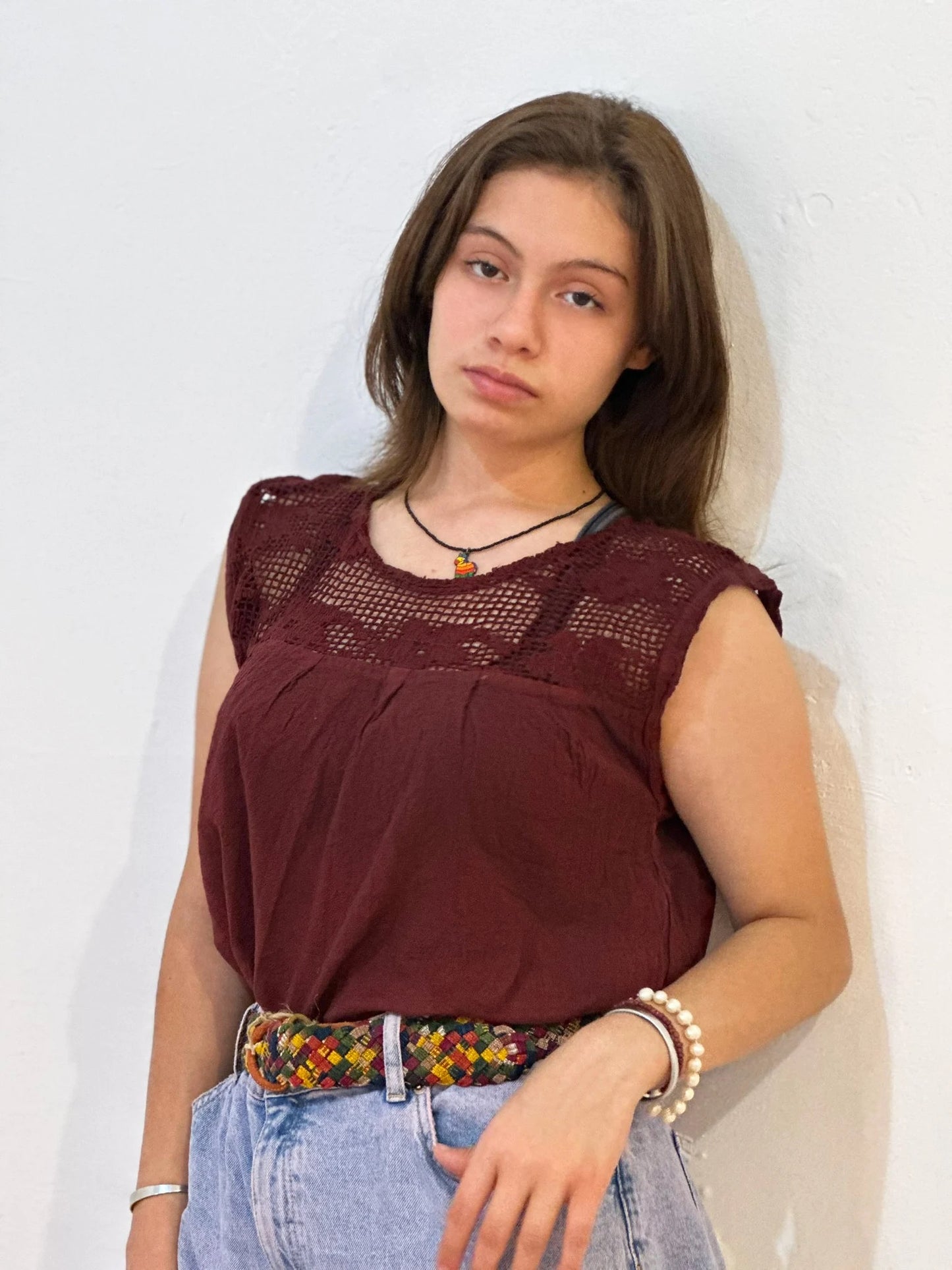 Blusa de manta color vino teñida a mano con bordado en telar de pedal, sin mangas, unitalla